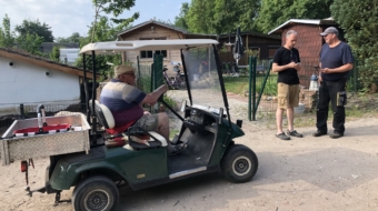 Während Campingplatzchef Thomas Körding sich mit Hausmeister Markus bespricht startet Vater Dieter Körding seine Runde mit dem Elektromobil