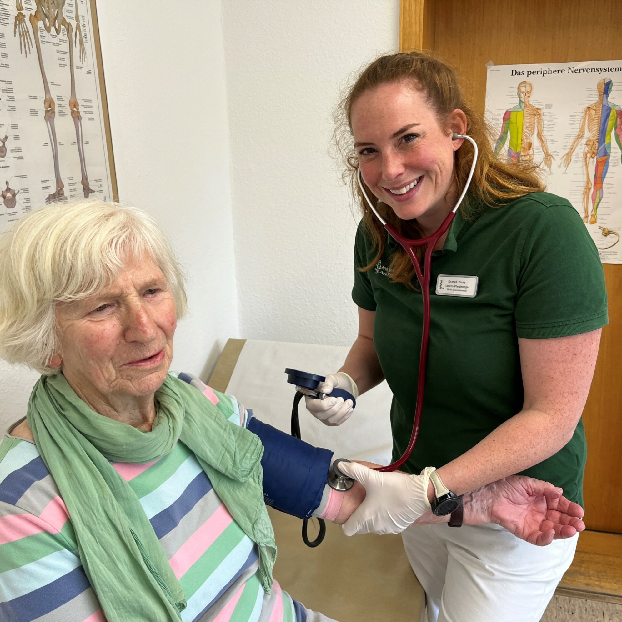 B1_Landärztin Dr. Diane Lorenz-Pferdmenges beim Blutdruck messen mit einer Patientin